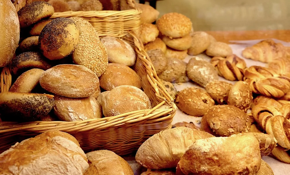 Frisch gebackene Brötchen und Croissants